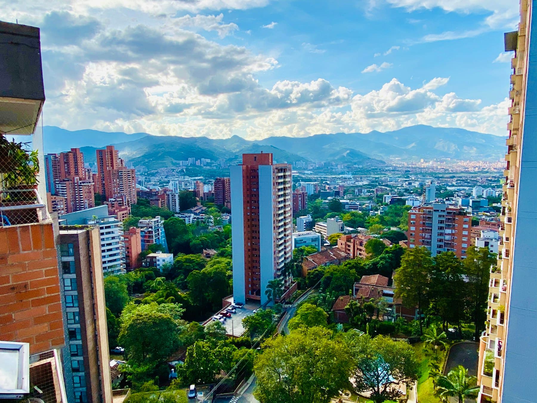 Vista de Medellín: edificios de El Poblado con las montañas del valle de Aburrá al fondo